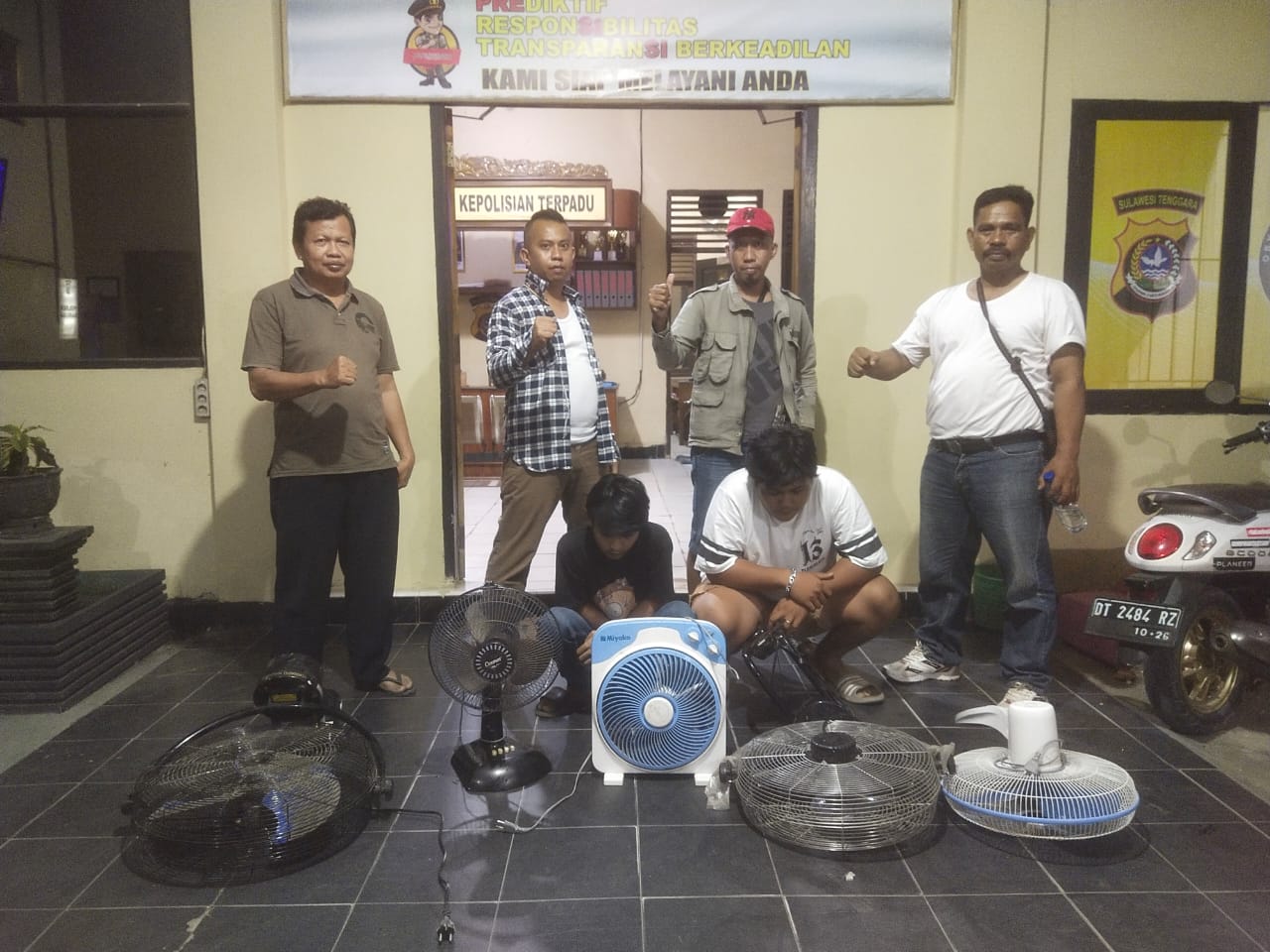 Pelaku pencurian di SDN 52 Kendari beserta barang buktinya diboyong ke kantor polisi.