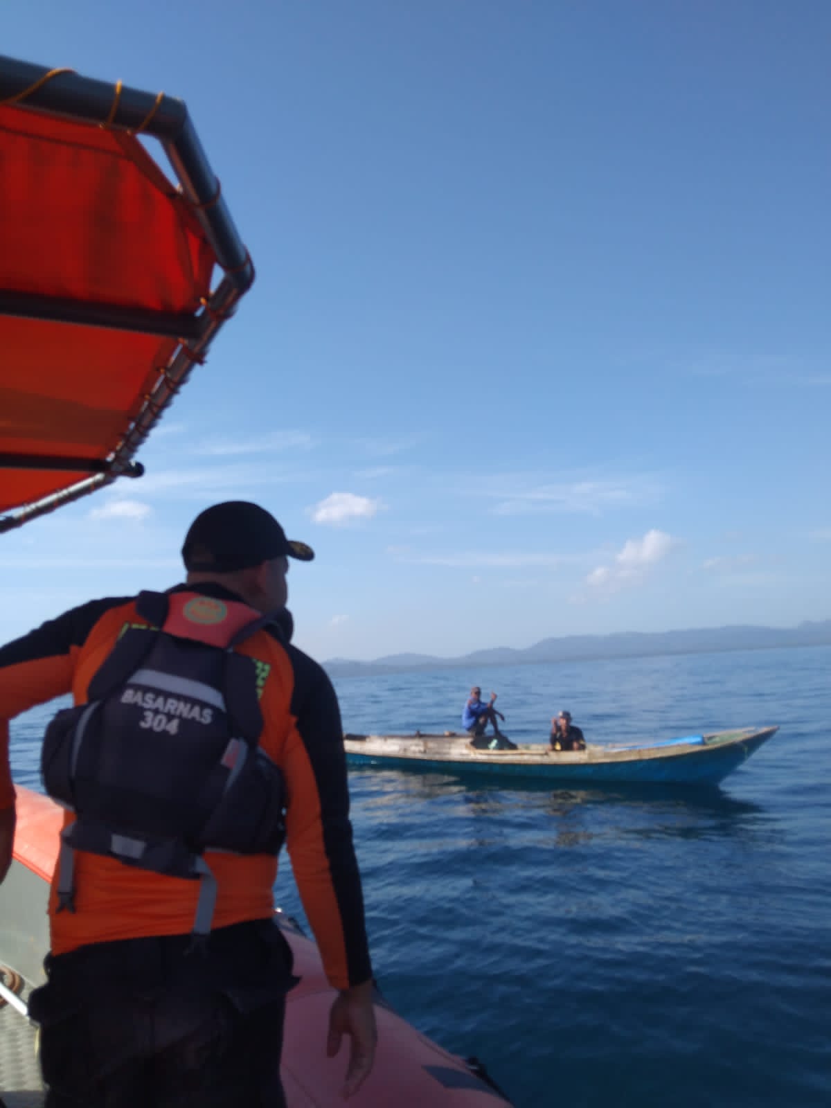 Tim SAR melakukan pencarian ABK KM Sinar Cahaya di Perairan Tanjung Toronipa.