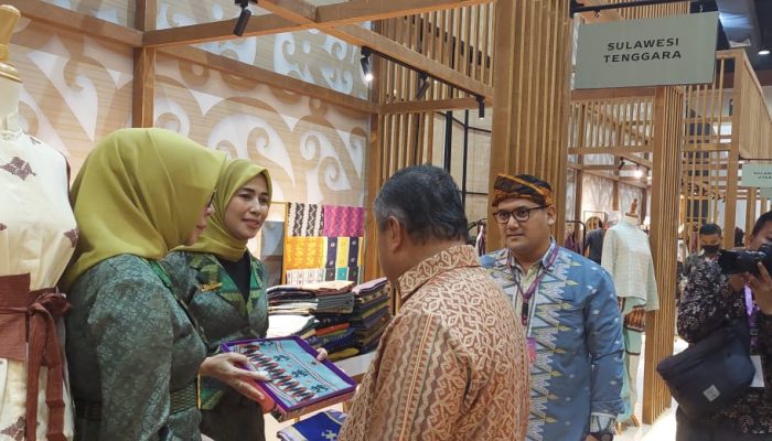 Gubernur BI dan Menteri Teten Masduki Kunjungi Booth Tenun Khas Sultra di Pameran KKI Jakarta