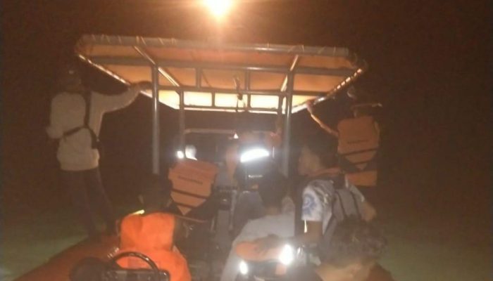 Kapal Rute Pelabuhan Bungkutoko Dihantam Gelombang, Belasan Penumpang Dievakuasi Selamat