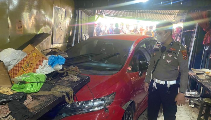 Pengemudi Diduga Mabuk Tabrak Dua Warung Makan di Kendari Barat 