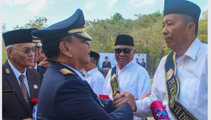 Harhubnas 2023: Andap Budhi Sematkan Penghargaan 10 Pensiunan ASN Dishub Sultra