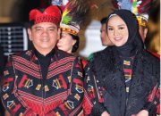 Pesan Pj Gubernur Andap Saat Kenakan Paduan Tenun Buton & Muna di Event Istana Berbatik