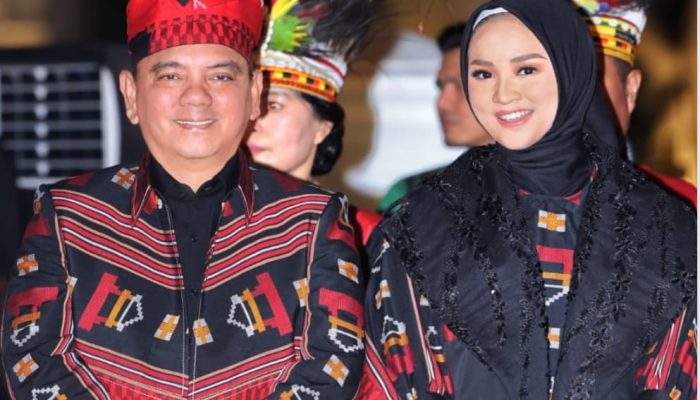 Pesan Pj Gubernur Andap Saat Kenakan Paduan Tenun Buton & Muna di Event Istana Berbatik