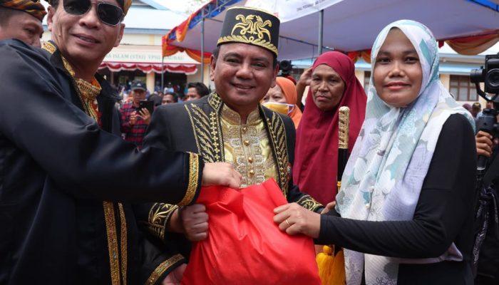 500 Paket Sembako di Kantong Merah Dibagikan Andap saat Hadiri HUT Kota Baubau