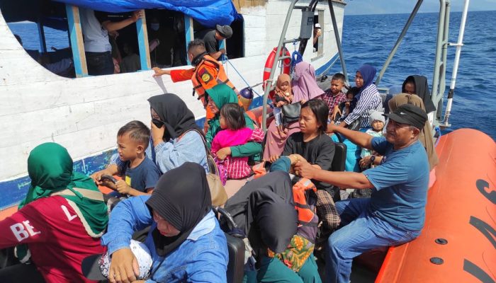 Penumpang Kapal KM Adi Jaya Berhasil Dievakuasi Usai Terombang-ambing di Perairan Tanjung Tiram, Konawe