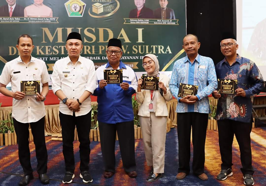 Sejumlah peserta mendapatkan voucher umrah dari DPD KESHTURI Sultra, salah satu diantaranya adalah Dinas Kominfo Sultra.
