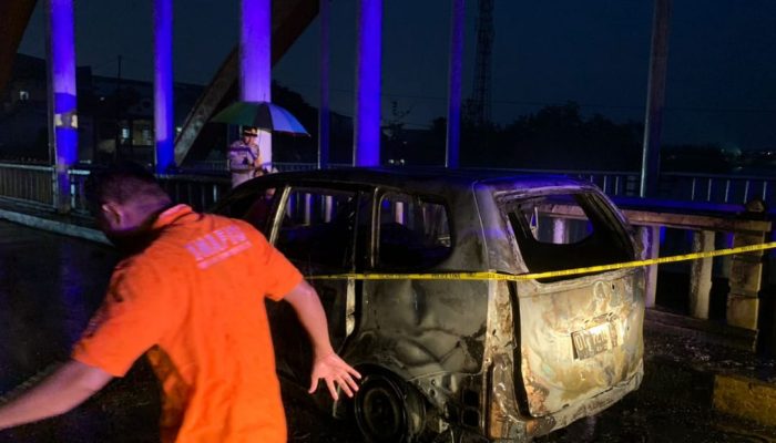 Mobil Dikendarai Karyawan Hadji Kalla Kendari Terbakar di Jembatan Pasar Baru Kendari
