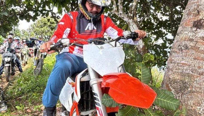 Gaya Bupati Abdul Azis, Blusukan ke Desa di Koltim Pakai Motor Trail