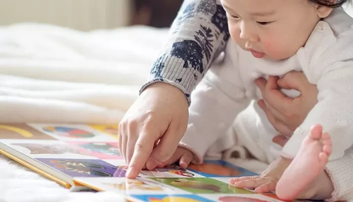 4 Manfaat Membacakan Buku untuk Bayi, Cukup 10 Menit Per Hari