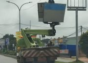 Satpol PP Gunakan Mobil Crane Copoti Atribut Kampanye di Kota Kendari