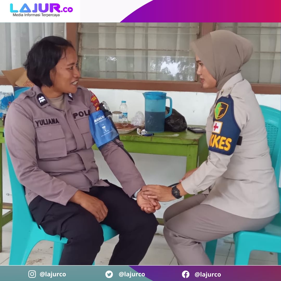 Tim Biddokes Polda Sultra memeriksa kondisi kesehatan salah satu polwan yang ikut bertugas mengamankan jalannya proses Pemilu 2024 di TPS.