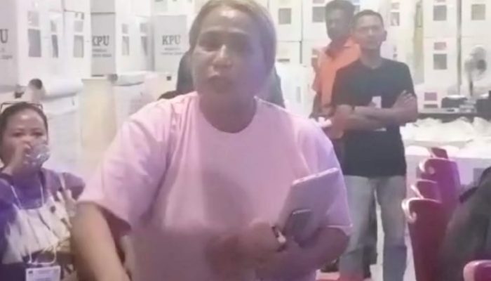 Caleg DPD RI Tie Saranani Ngamuk Saat Pleno Kecamatan Kendari, Protes Tahapan yang Amburadul