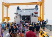 Jelang Pemilu, Penumpang Ferry Kendari-Wawoni Berdesakan Antre Beli Tiket Pulang