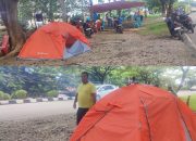 Simpatisan Partai Demokrat Rela Nginap, Bangun Tenda Camping di Lokasi Pleno Kendari Barat