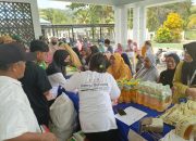 Warga Lalolae Berburu Sembako di Acara Gerakan Pangan Murah Digelar Dinas Ketahanan Pangan Koltim