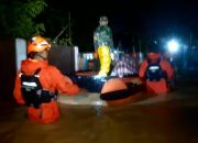 Lima Warga Lorong Mekar, Kadia Dievakuasi Basarnas Kendari Usai Terjebak Banjir