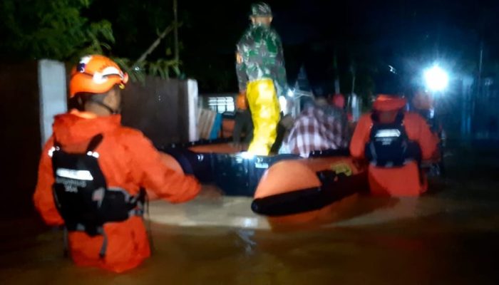 Lima Warga Lorong Mekar, Kadia Dievakuasi Basarnas Kendari Usai Terjebak Banjir