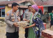 Wakapolresta Kendari Pimpin Penyaluran Bantuan ke Masyarakat Terdampak Banjir di Jalan Lasolo