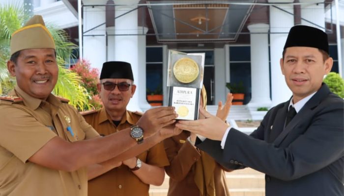 Kadis Lingkungan Hidup Kabupaten Kolaka Serahkan Piala Adipura 2023 ke Pj Bupati Andi Makkawaru