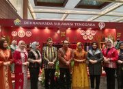 Melihat Pesona Tenun Sultra Dipamerkan Pj Gubernur Andap Budhi di Ajang Indonesia Fashion Week 2024