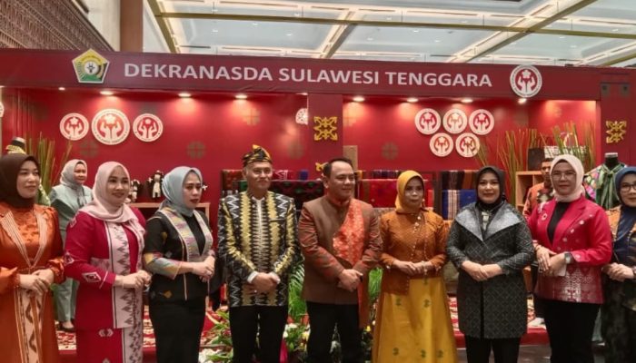 Melihat Pesona Tenun Sultra Dipamerkan Pj Gubernur Andap Budhi di Ajang Indonesia Fashion Week 2024
