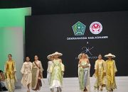 Gandeng Desainer Lokal Julie Kaimuddin, Dekranasda Konawe Pamer Tenun Bunga Padi di Ajang IFW 2024