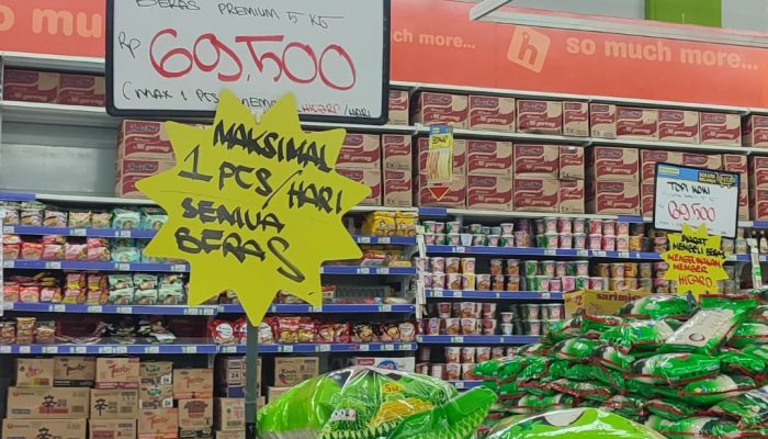 Stok Beras di Hypermart Kendari Kosong