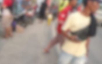Ketgam: Para calo beraksi terang-terangan di Pelabuhan Nusantara Kendari, Senin (8/4/2024). Mereka menawarkan tiket kapal cepat ke pemudik dengan harga tinggi.