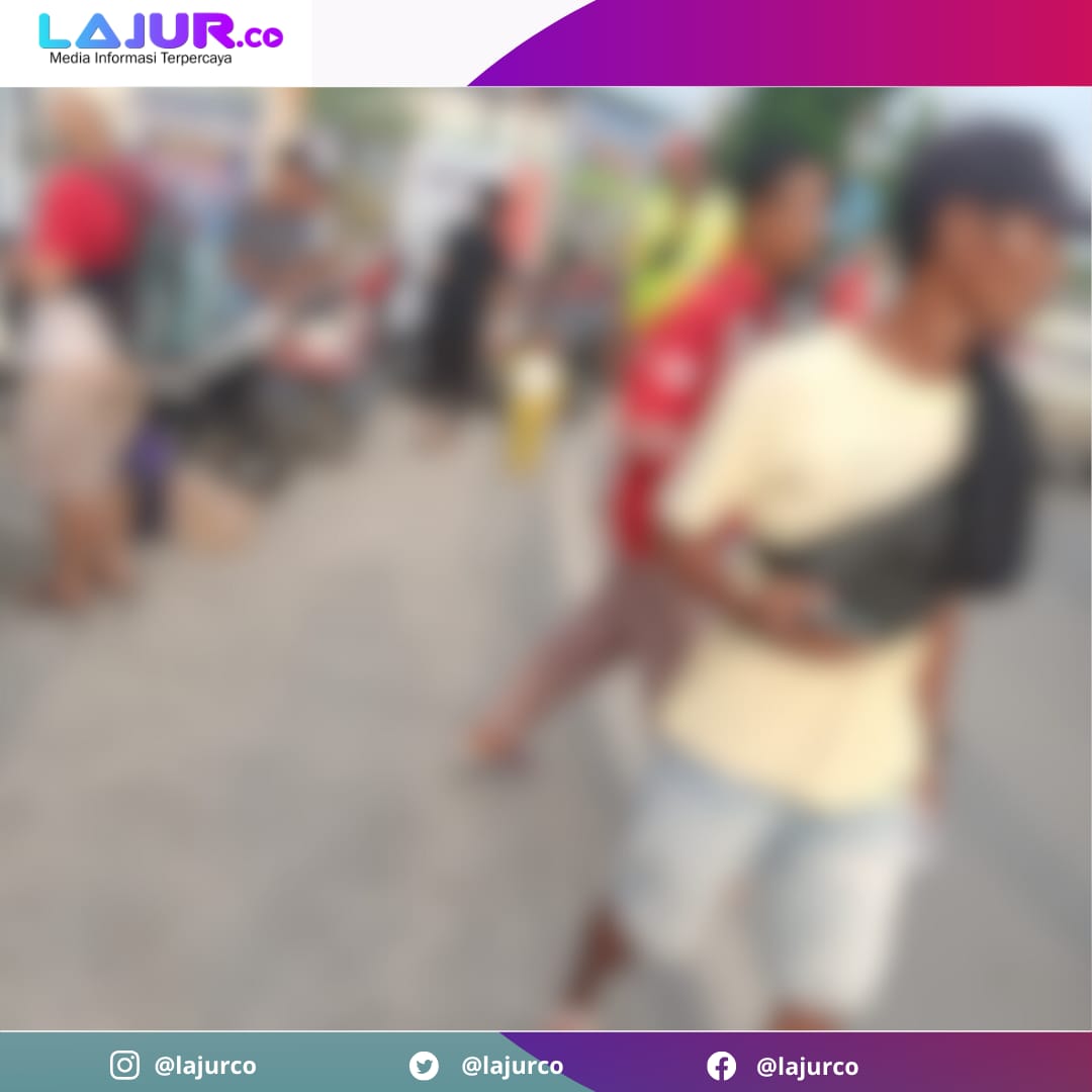 Ketgam: Para calo beraksi terang-terangan di Pelabuhan Nusantara Kendari, Senin (8/4/2024). Mereka menawarkan tiket kapal cepat ke pemudik dengan harga tinggi.