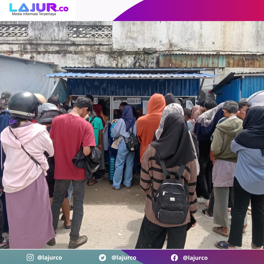 antrean tiket kapal cepat di loket resmi Pelabuhan Nusantara Kendari.