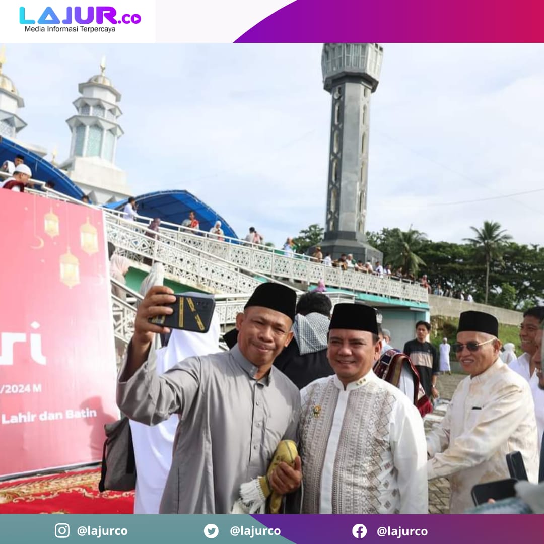 Ketgam: Andap Budhi turun ke area pelataran Masjid Al-Kautsar bersilaturahmi dengan jemaah yang hadir.