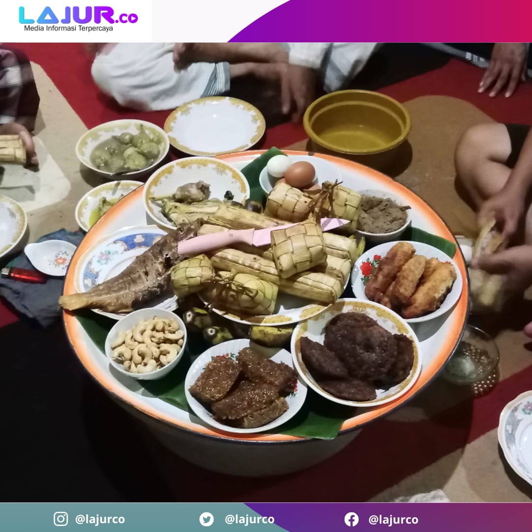 Tradisi Haroa masyarakat suku Muna dan Buton Provinsi Sulawesi Tenggara menjadi ritual wajib setiap menyambut hari raya Lebaran. Ini haroa berupa makanan tradisional khas mulai dari lapa-lapa, cucur hingga kue wajik disajikan dalam dulang.