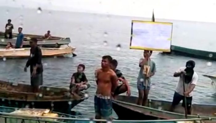 Nelayan Cempedak Nekat Naik Sampan, Cegat Kapal Superjet Rute Raha-Kendari yang Angkut Pemudik