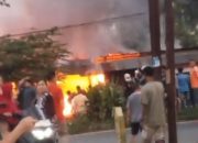 Warga Panik Salah Satu Rumah di Kota Bangun Ranomeeto Konsel Hangus Terbakar