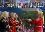 Kostum Tradisional Bercorak Khas Bumi Anoa Mewarnai Pawai Jambore PKK Tahun 2024 di Konawe