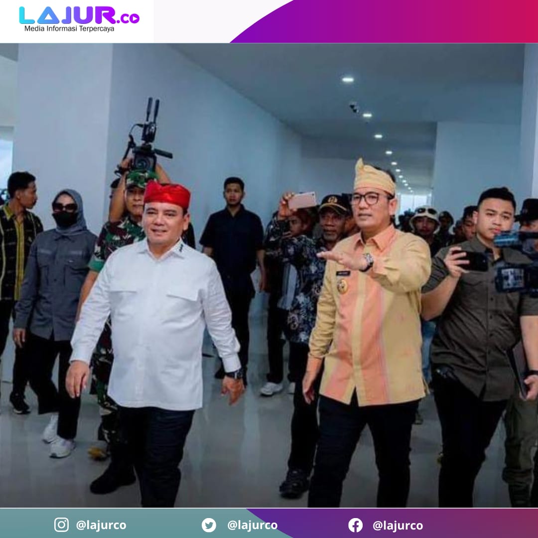 Gubernur Sultra Andap Budhi didampingi Andi Muhammad Yusuf saat meresmikan Kantor Bupati Buteng, Jumat (19/4/2024).