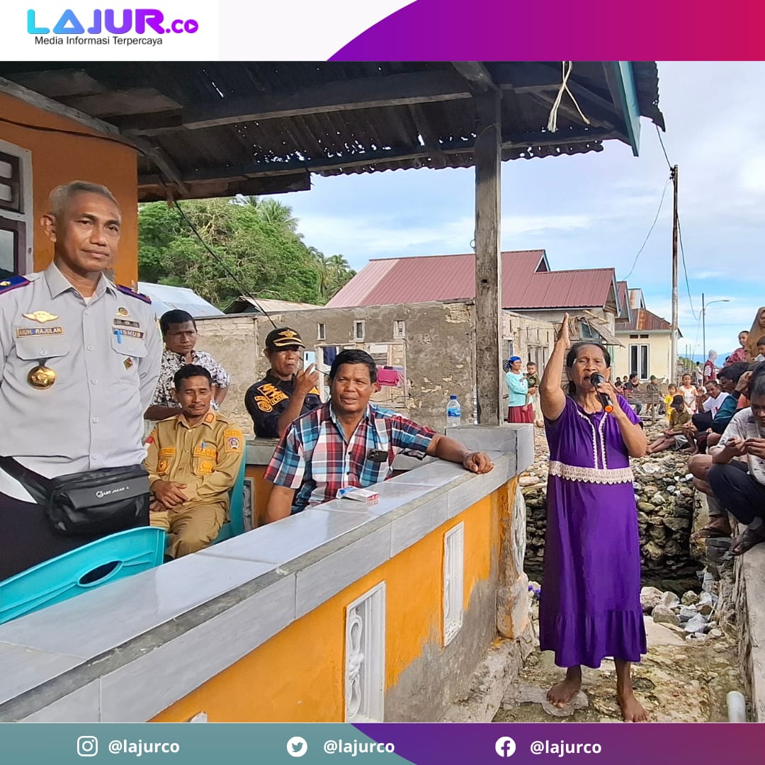 Kepala Dinas Perhubungan Sultra Muh Rajulan mendengarkan langsung curhat warga Pulau Cempedak akibat lalulintas kapal cepat yang melintas di sana, Kamis (25/4/2024).