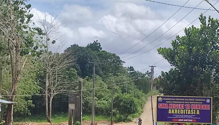Sering Bikin Siswa & Guru Kecelakaan, Jalan Rusak di SMA 10 Kendari Diaspal Tahun ini