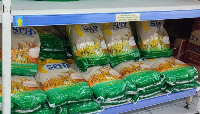 Stok Beras SPHP Banjiri Hypermart Kendari Jelang Lebaran