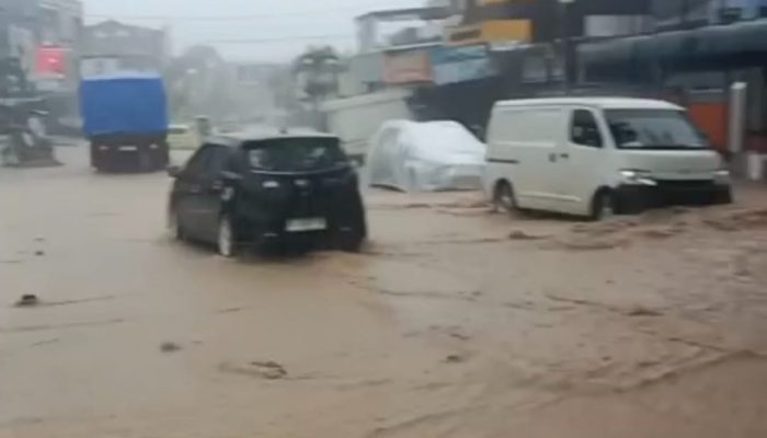 Satu Rumah Warga Tertimpa Longsor Pasca Banjir Landa Kota Kendari