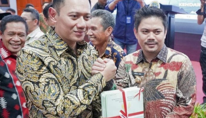 Bupati Koltim dan Kepala Daerah se-Sultra Terima Sertifikat PTSL dari Menteri AHY