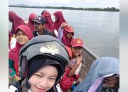 Asa Guru Pesisir Konsel, Belasan Tahun Bolak Balik Naik Katinting Demi Ngajar Siswa di Pelosok