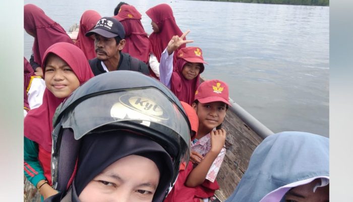 Asa Guru Pesisir Konsel, Belasan Tahun Bolak Balik Naik Katinting Demi Ngajar Siswa di Pelosok