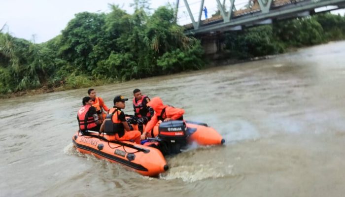 Basarnas Kendari Perluas Area Pencarian Bocah Perempuan Tenggelam di Sungai Karangbua Luwu Timur  