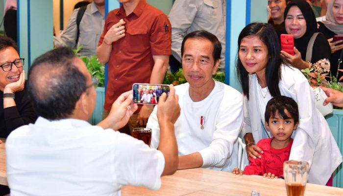 Gaya Humble Jokowi Sapa Warga Kendari: Ladeni Selfie, Nongkrong di Mall Sambil Santap Nasgor