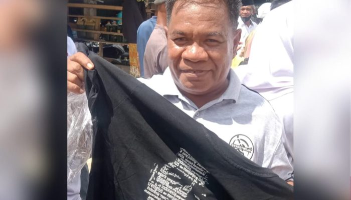 Curhat Warga Waulai Mubar Dapat Baju Kaos Jokowi Berkah Menunggu di Bawah Terik Matahari