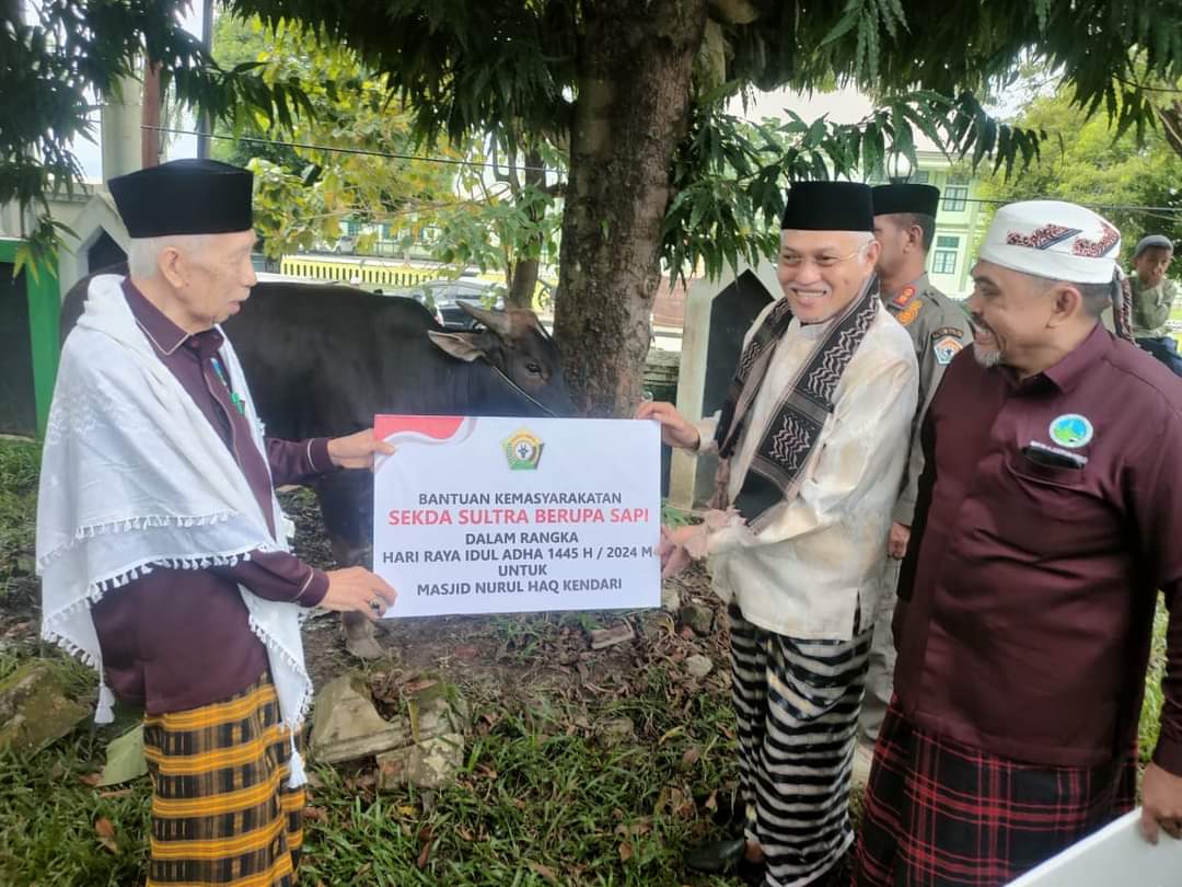 Penyerahan hewan kurban Presiden Jokowi di Masjid Raya Al Kautsar Kendari.