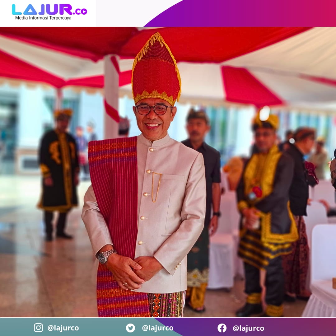Kepala BPKAD Sultra Ilyas Abibu memakai baju adat Ulos suku Batak Sumatera Utara.