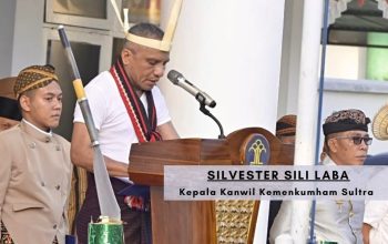 Potret Kepala Kanwil Kemenkumham Sultra Silvester Sili Laba memakai baju adat khas Adonara saat memimpin upacara Hari Lahir Pancasila di Kantor Kanwil Kemenkumham Sultra, Sabtu (1/6/2024).